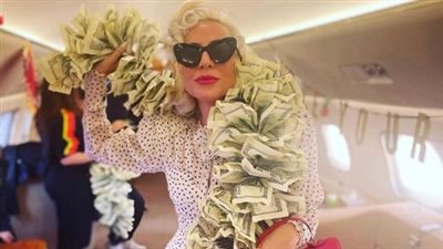 داخل طائرتها الخاصة.. ليدي جاجا تثير الجدل بـ «شال من الدولارات»