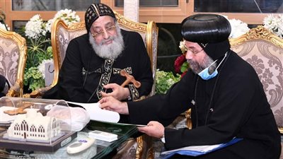 البابا تواضروس يتلقى بحثا تاريخيا عن زيارة العائلة المقدسة