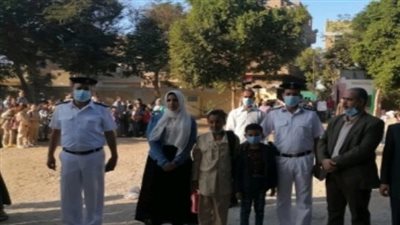 قيادات وضباط الشرطة يصطحبون أبناء شهداء الوطن للمدارس 