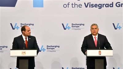 السيسي من مقر رئاسة وزراء المجر: إذا كنا نحتاج لمنع الهجرة غير الشرعية الى أوروبا يجب عودة الاستقرار إلى الدول المصدرة للمهاجرين.. وعدم السماح للناس تترمي في البحر بشكل أو بآخر