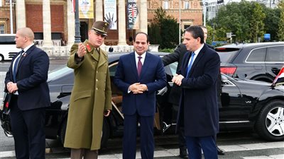  شاهد.. تفاصيل زيارة السيسي للنصب التذكاري بميدان الأبطال في بودابست 