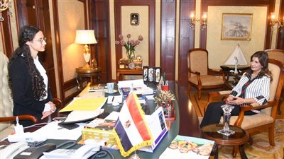 فتاة مصرية تتقلد منصب وزيرة الهجرة لمدة يوم | صور