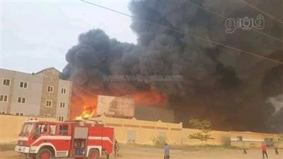 مشاهد مرعبة.. اللقطات الأولى لحريق مصنع الهلال والنجمة في الشرقية| فيديو