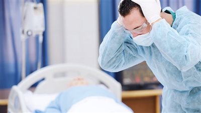 أستاذ جامعي يطالب بتشكيل لجنة لمحاسبة الأطباء المخطئين| فيديو