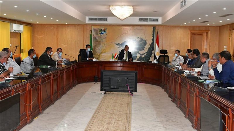 اجتماع المحافظ مع