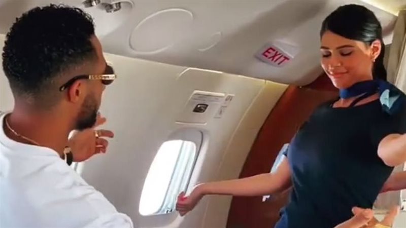محمد رمضان والمضيفة