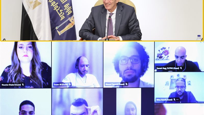 وزير الاتصالات خلال