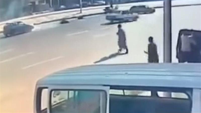 لحظة دهس أم وطفلها