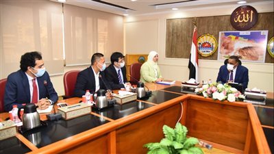 محافظ مطروح يُناقش الفرص الاستثمارية بالمحافظة مع إحدى الشركات الصينية | صور