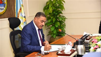 محافظ مطروح يترأس اجتماع لجنة الحصر والتفاوض للمشروعات الاستثمارية | صور