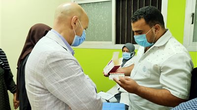 مسعود يتابع تطعيم المواطنين ليلًا بلقاح كورونا بقرية طاروط في الزقازيق