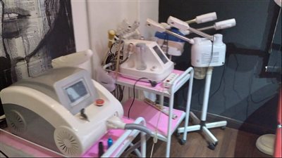 الصحة تغلق مركزا شهيرا لعلاج الأمراض الجلدية بالليزر في مدينة نصر | صور