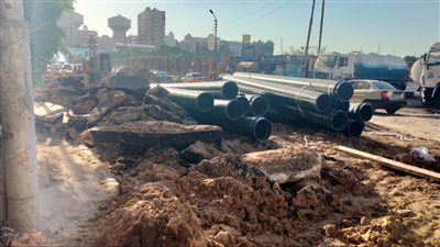 إحلال فوري لشبكات الصرف الصحي بشارع الغابة بالإسماعيلية | صور