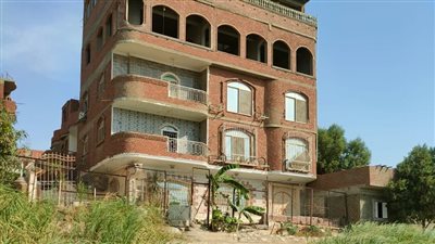 الري تزيل مبنى مخالفا من خمسة أدوار يقع على النيل مباشرة بحلوان| فيديو