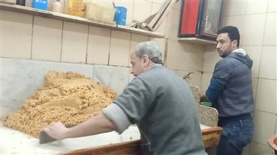 لكل صنعة سر.. فيتو في جولة داخل أشهر مصنع لحلوى المولد النبوي في المنصورة | فيديو 