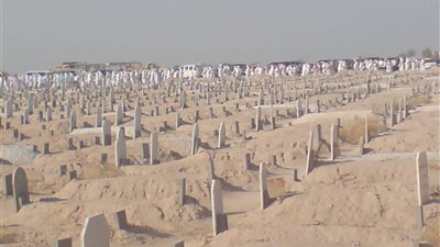 تفسير رؤية السير في المقابر في المنام وعلاقتها بارتكاب الذنوب والشعور بالوحدة 