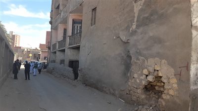 انهيار جزئي لمنزل مكون من 3 طوابق ببني سويف | فيديو