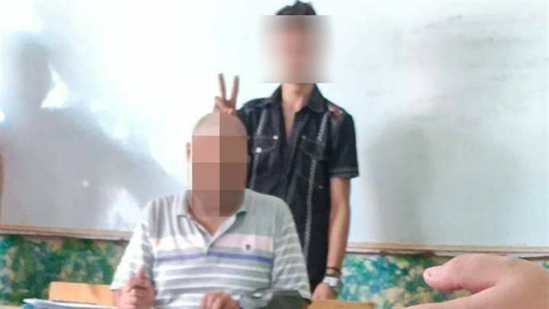 طالب يسيء لمعلمه
