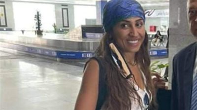 قبل حفل افتتاح المهرجان.. دينا الشربيني تظهر بقدم مصابة في الجونة