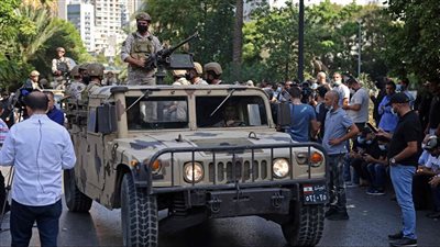  الجيش اللبناني يكثف انتشاره في بيروت لاحتواء الاشتباكات المسلحة