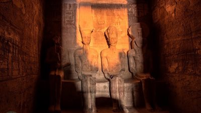 الحدث الذي حير العالم.. بدء تعامد الشمس على وجه الملك رمسيس بمعبد أبو سمبل