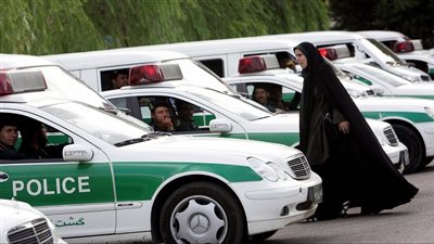 وصفوا حجابها بالسيئ..الأمن الإيراني يعتدي على سيدة في الشارع ويعتقلها 