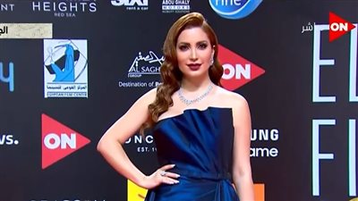 نسرين طافش تتألق بالأزرق على السجادة الحمراء في افتتاح مهرجان الجونة|فيديو