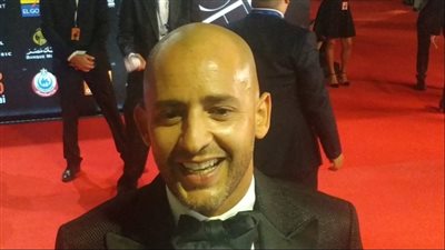 خالد منصور يداعب شادي ألفونس على الريد كاربت بمهرجان الجونة | فيديو