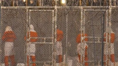 دولة تسمح للسجناء الرجال باستخدام مكيفات الشعر وكريمات البشرة