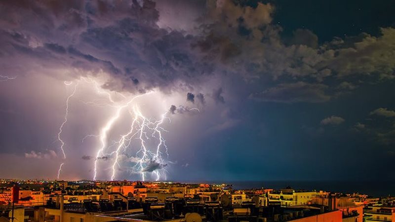 عاصفة مدمرة تضرب