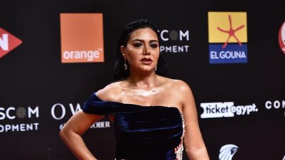 رانيا يوسف تجذب الأنظار في مهرجان الجونة بفستان 