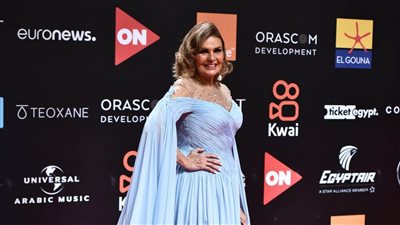 بفستان لبني أنيق.. يسرا تخطف الأنظار على السجادة الحمراء بمهرجان الجونة| صور 