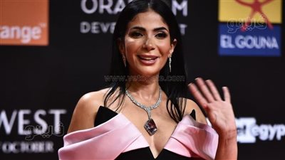 منى زكي بإطلالة جذابة في حفل افتتاح مهرجان الجونة | صور