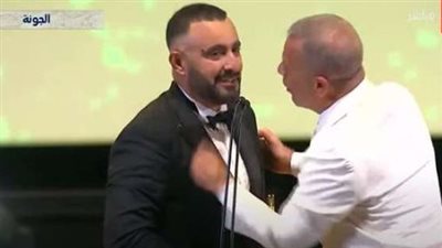 بعد تطاير قطع مناديل على وجهه.. تصرف طريف من شريف منير مع السقا على الهواء | فيديو