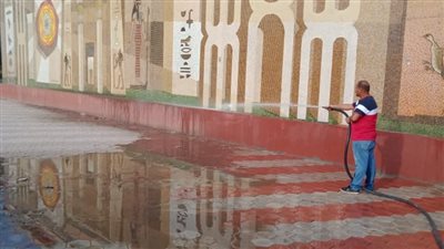 خطة لنظافة وتجميل الأرصفة والجداريات بمدخل أسيوط |صور