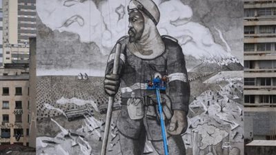 فنان برازيلي يبدع جدارية من رماد حرائق الأمازون (صور)