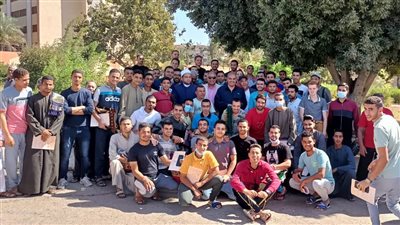 رئيس جامعة الأزهر يؤدي صلاة الجمعة مع طلاب المدينة الجامعية ويوزع الهدايا عليهم 