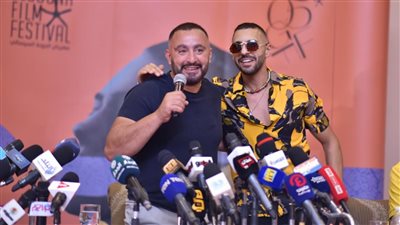 مبروك يا سقا.. دخول مفاجئ لـ حسن أبو الروس بمؤتمر الجونة السينمائي لتكريم أحمد السقا 