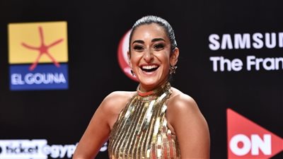 في ثاني أيام الجونة السينمائي.. إطلالة ذهبية لامعة للفنانة أمينة خليل| صور