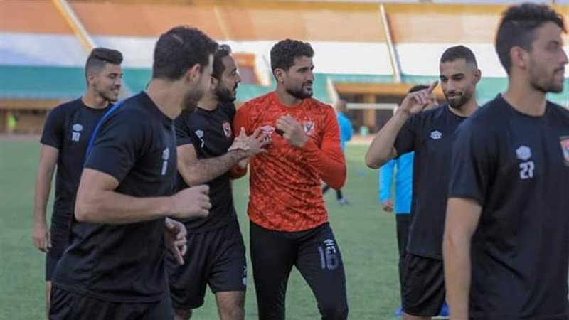 على لطفي ولاعبو الأهلى