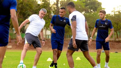 كارتيرون يعقد جلسة مع اللاعبين بمران الزمالك
