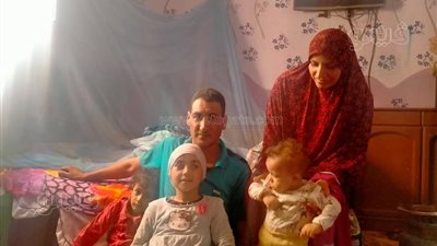 ولد مصابًا بالعشى الليلي ويناشد محافظ المنوفية مساعدته | فيديو