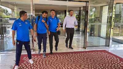 قبل اجتماع إيهاب جلال بلاعبيه.. بعثة بيراميدز تتحرك إلى ملعب مباراة عزام|صور
