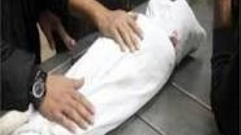 أب يعذب ابنته حتى