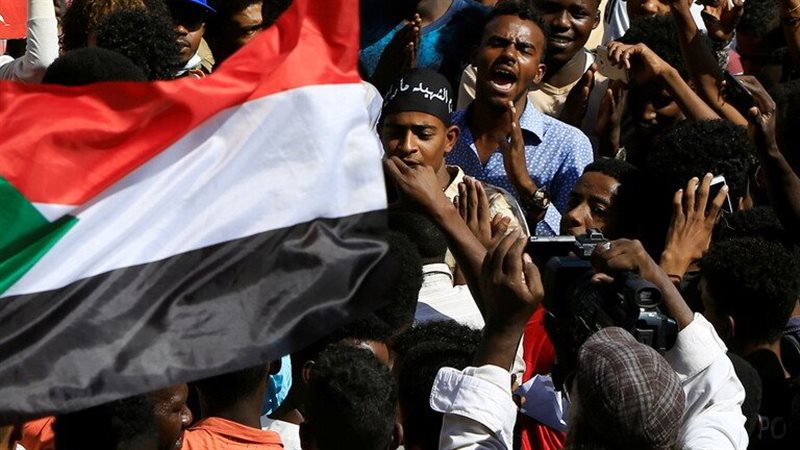 متظاهرون يحتشدون