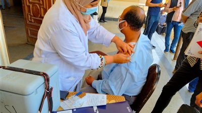 رئيس الوزراء مهددًا: قريبًا لن نسمح بدخول أي موظف لن يتلقى لقاح كورونا