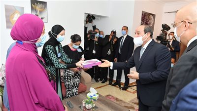 السيسي يقدم 