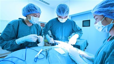 الحبس الاحتياطي للأطباء.. أزمة بمشروع قانون المسؤولية الطبية