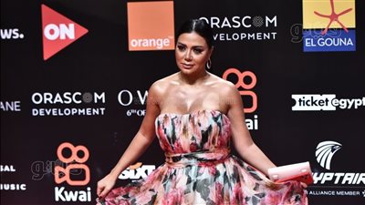 رانيا يوسف في إطلالة جديدة: يومكم كله ورد وحب