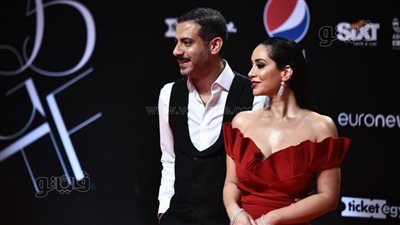7 لقطات عفوية لـ«بسنت شوقي ومحمد فراج» على ريد كاربت الجونة السينمائي